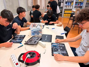 ICONO participa en MenFEMPO-Lab4.0, el laboratorio formativo impulsado por el IES Biel Martí para acercar la FP al sector tecnológico